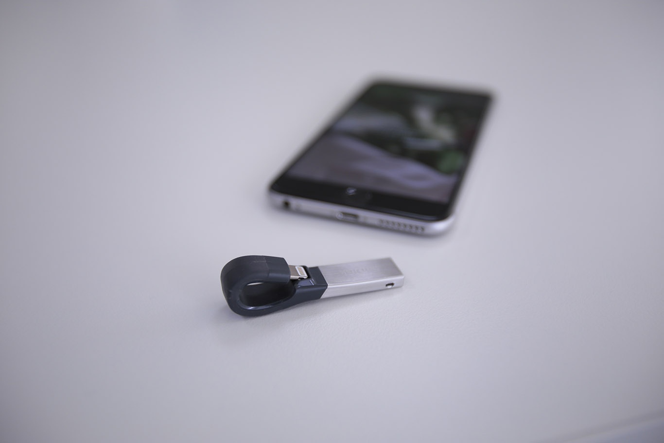 The nho Sandisk iXpand Flash Drive cho iPhone anh 1