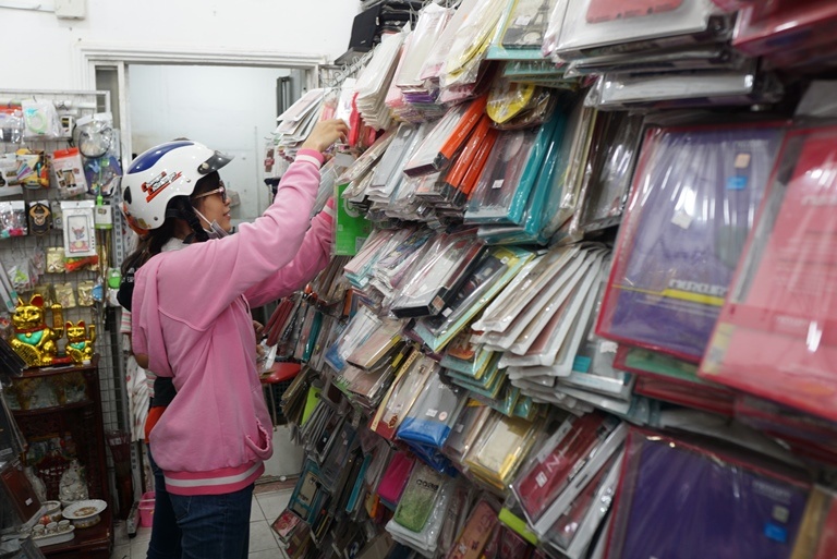 Thi truong phu kien dien thoai anh 2