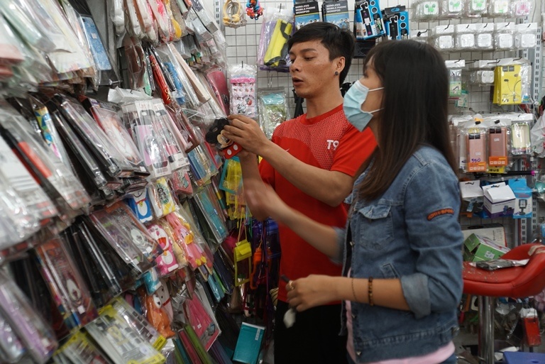 Phu kien dien thoai khong nguon goc: tu via he den cua hang hinh anh