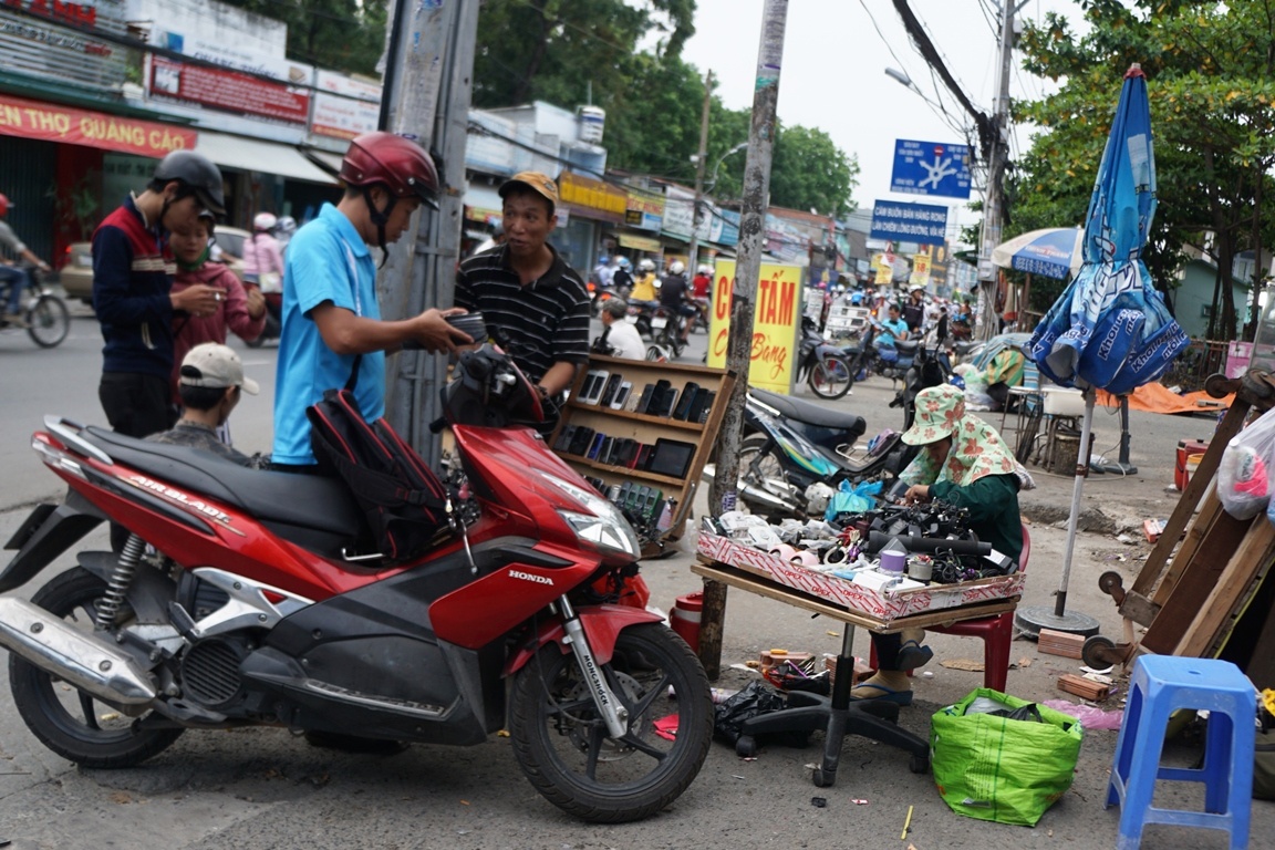 Chợ công nghệ lề đường ở Sài Gòn ảnh 11 Cho cong nghe le duong o Sai Gon anh 11