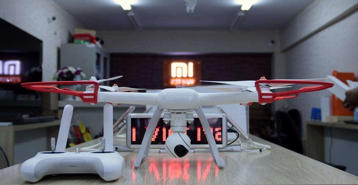 tren tay Xiaomi Mi Drone tai Viet Nam anh 1