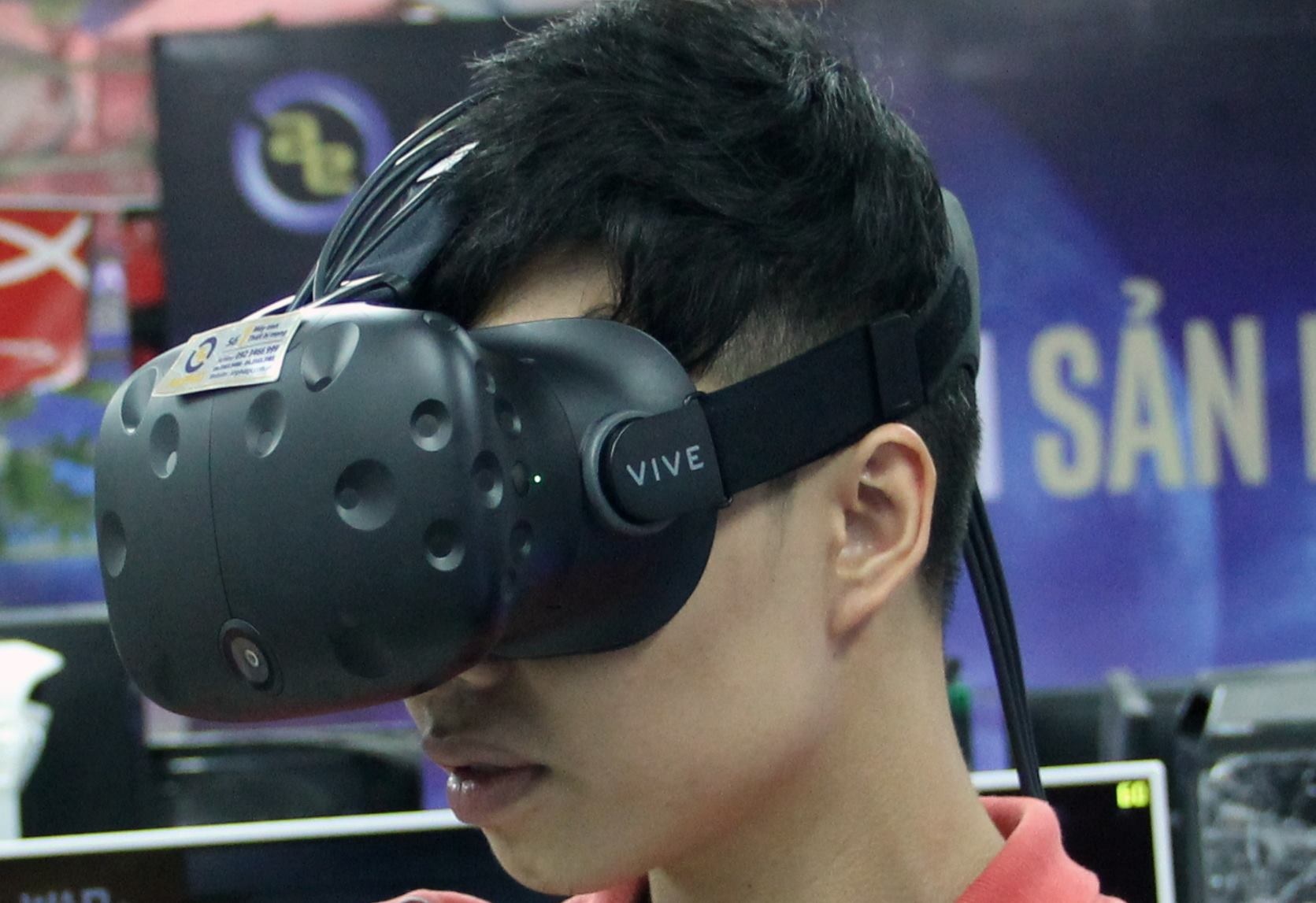 Kinh thuc te ao HTC Vive gia 28 trieu dong tai VN hinh anh