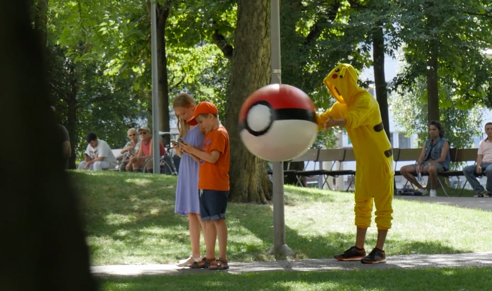 Hoa trang thanh Pokemon di nem bong nguoi choi hinh anh