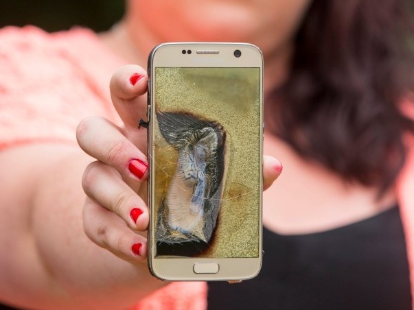 Galaxy S7 bung chay giua quan ca phe hinh anh