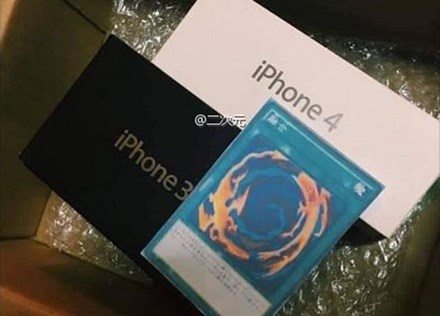 Mua iPhone 7, co gai nhan ve iPhone 3, 4 va la bai bi an hinh anh