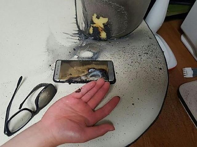 Note 7 bi cam dem len may bay anh 2