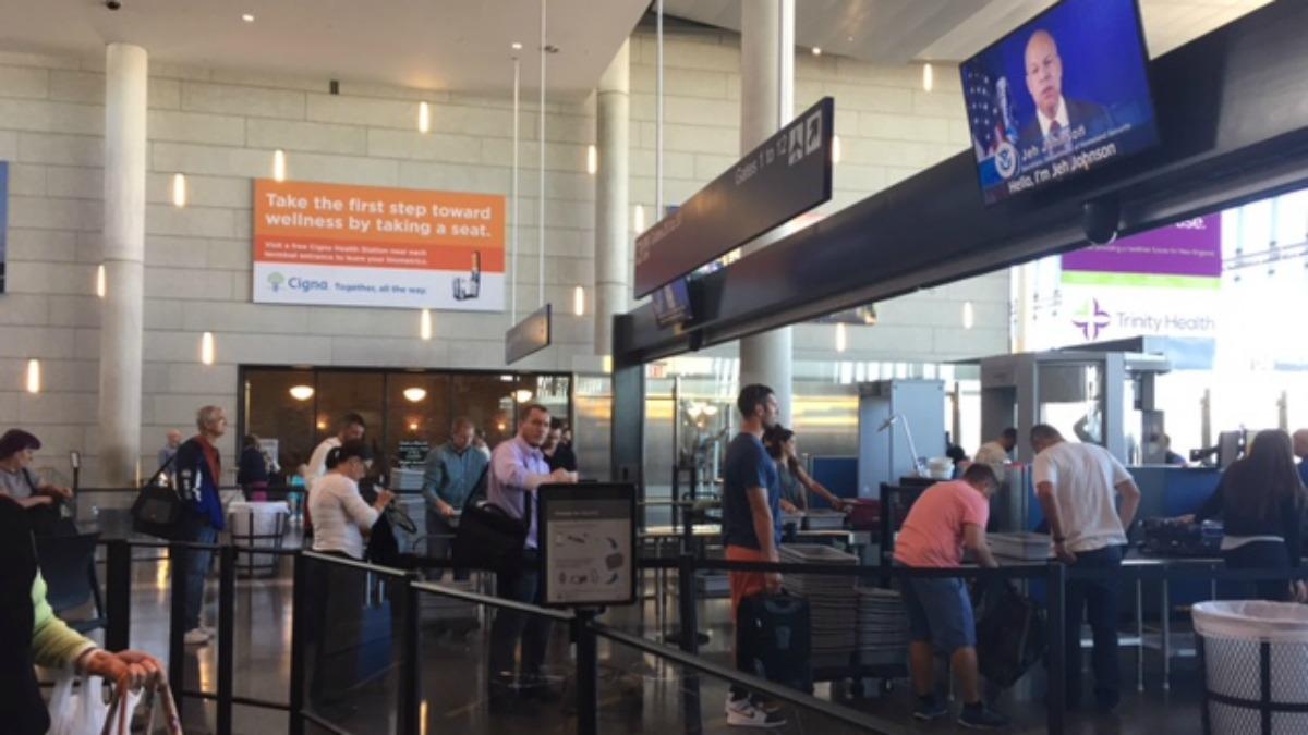 Note 7 bi cam dem len may bay anh 1