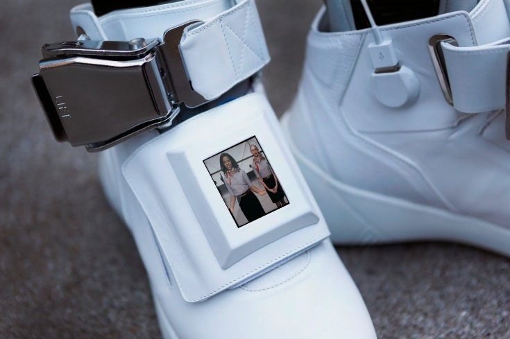 Giay sneakers tich hop Wi-Fi, sac du phong va man hinh hinh anh