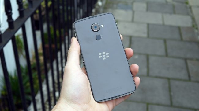blackberry dtek60 ra mat anh 2
