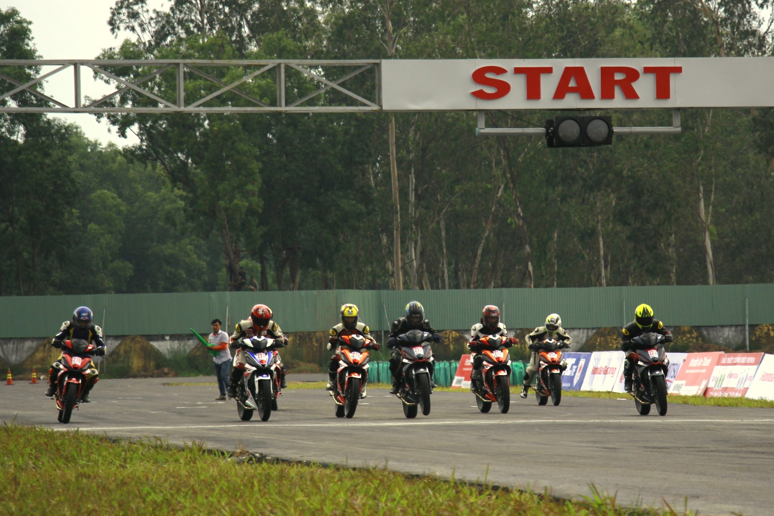 dua xe binh duong anh 1