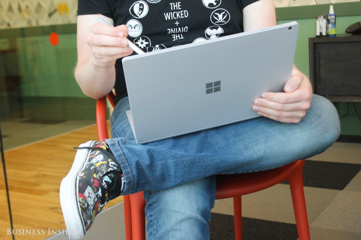 Windows 10 tot hon MacOS anh 11