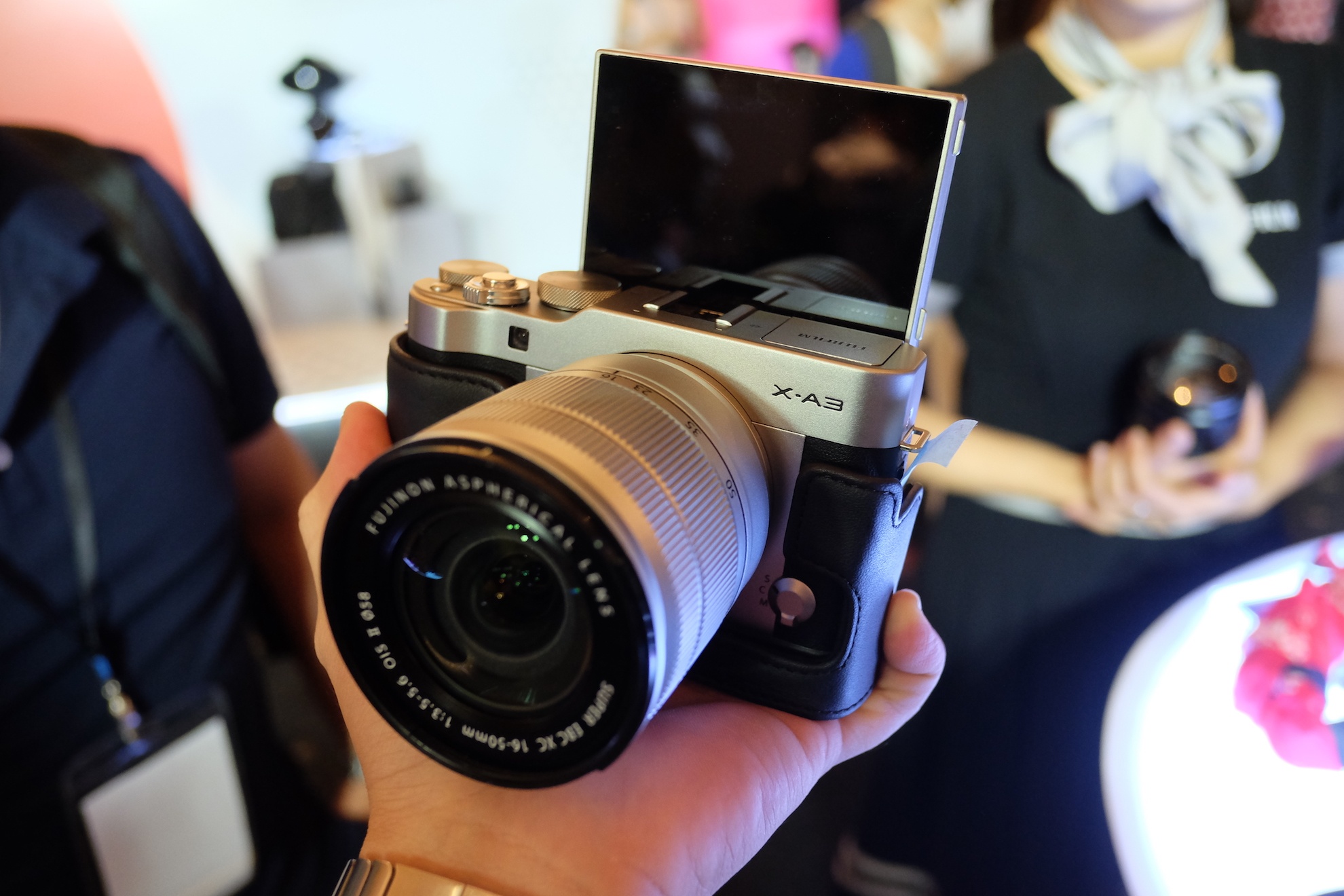 Anh Fujifilm X-A3 co man hinh lat chup selfie gia 13,9 trieu hinh anh