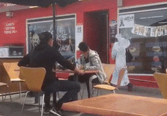 Nhieu nuoc da bat nguoi lam video 'ra duong om bom' hinh anh