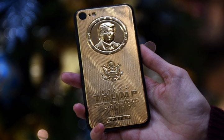 Donald Trump tu choi 'len doi' smartphone hinh anh