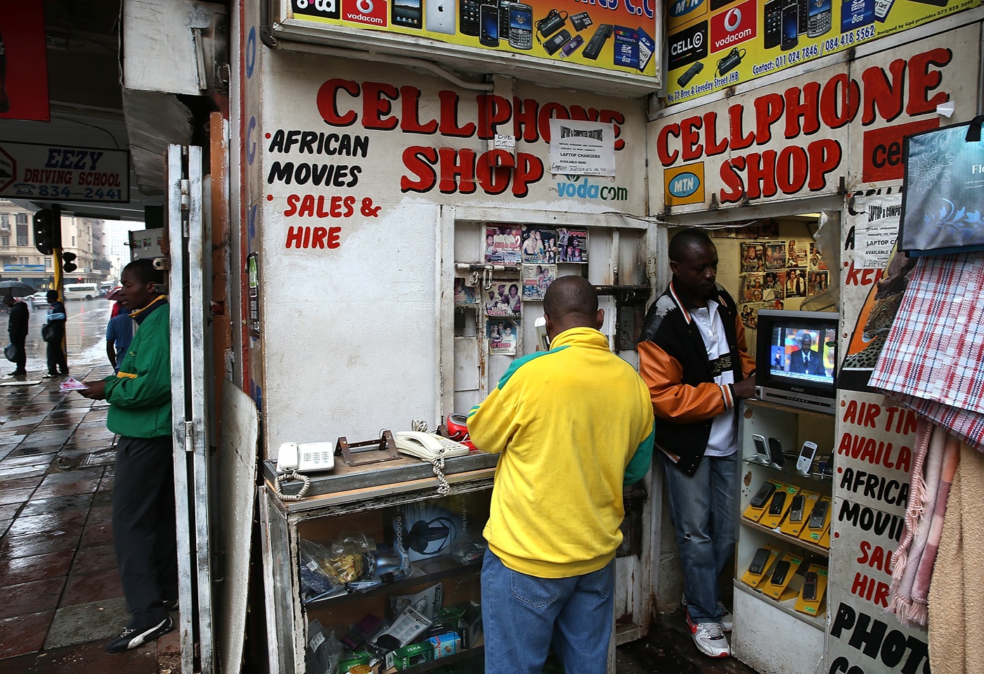 Smartphone chau Phi dau tien sap san xuat hinh anh