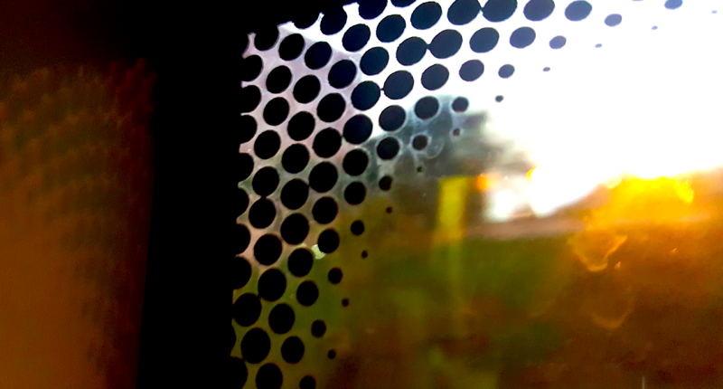 Bi mat dang sau nhung cham den tren kinh oto hinh anh