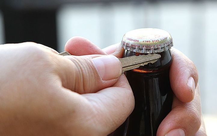 6 cach khui nap chai hinh anh