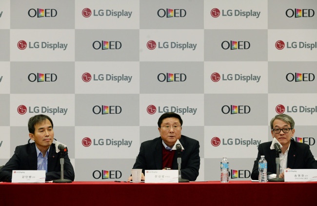 Apple dat hang OLED va LCD anh 1