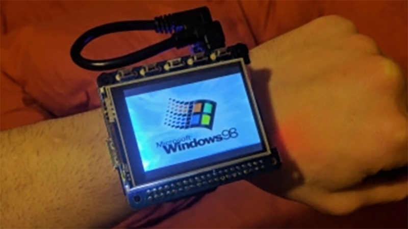 Hacker bien may tinh thu nho thanh smartwatch chay Windows 98 hinh anh