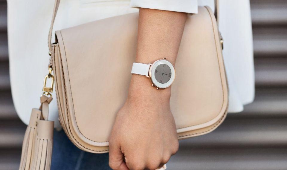 Nhung qua tang cong nghe cho ban nu ngay 8/3 hinh anh