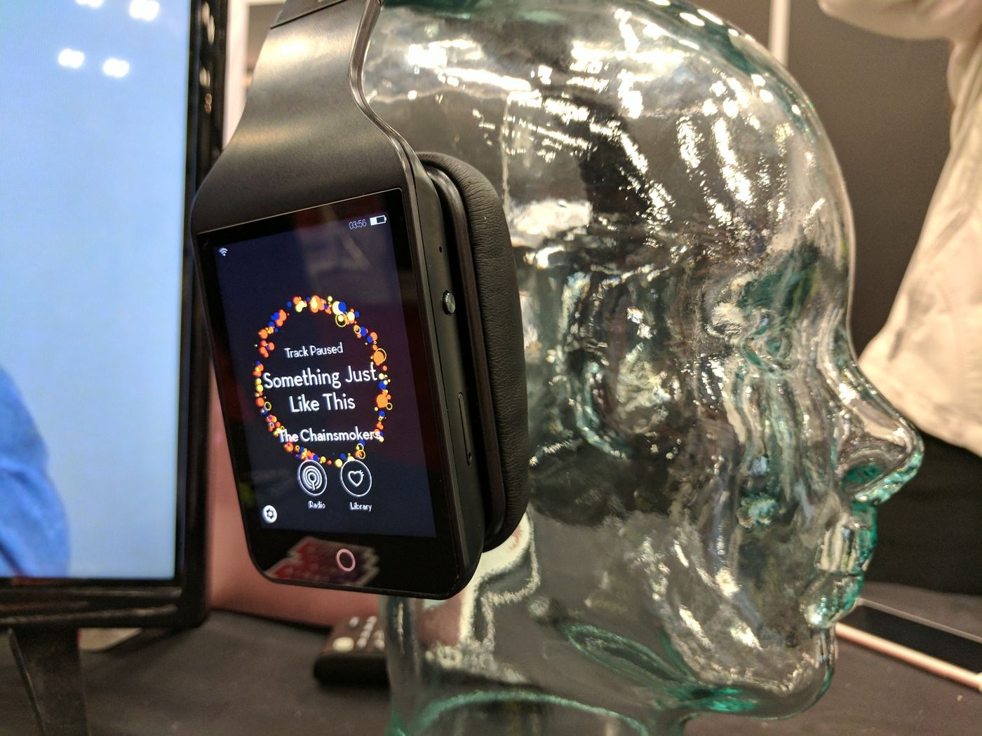 Tai nghe dau tien co man hinh cam ung anh 2