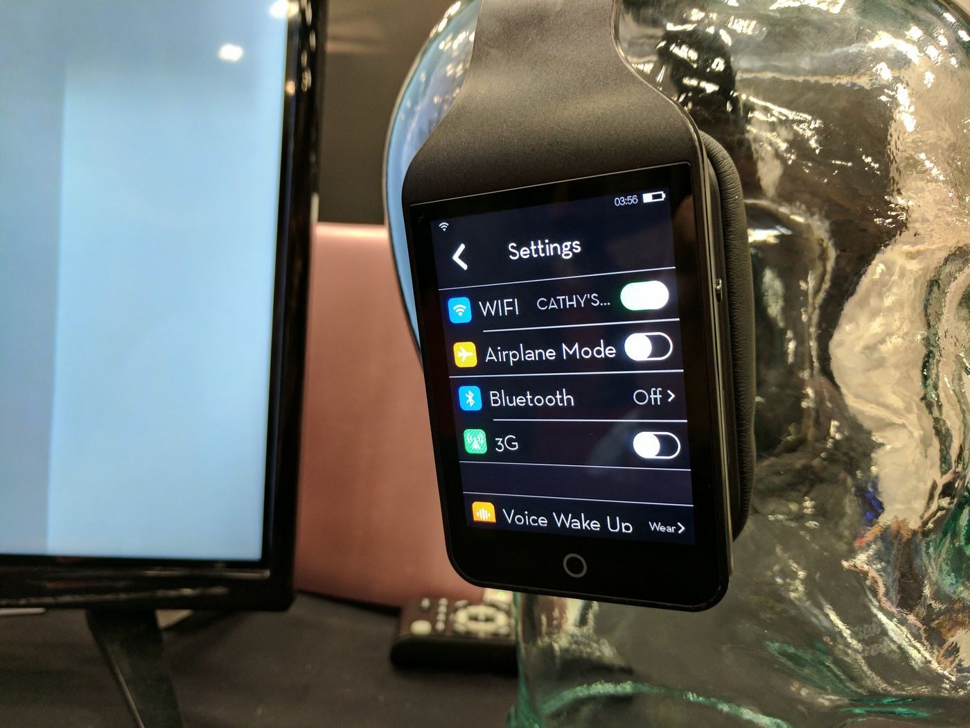 Tai nghe dau tien co man hinh cam ung anh 3