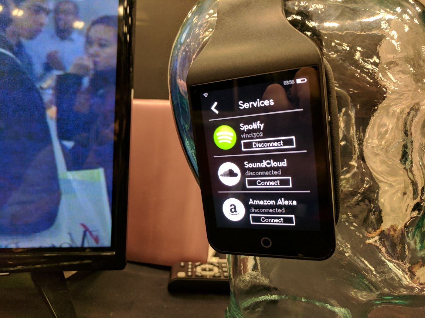 Tai nghe dau tien co man hinh cam ung anh 4