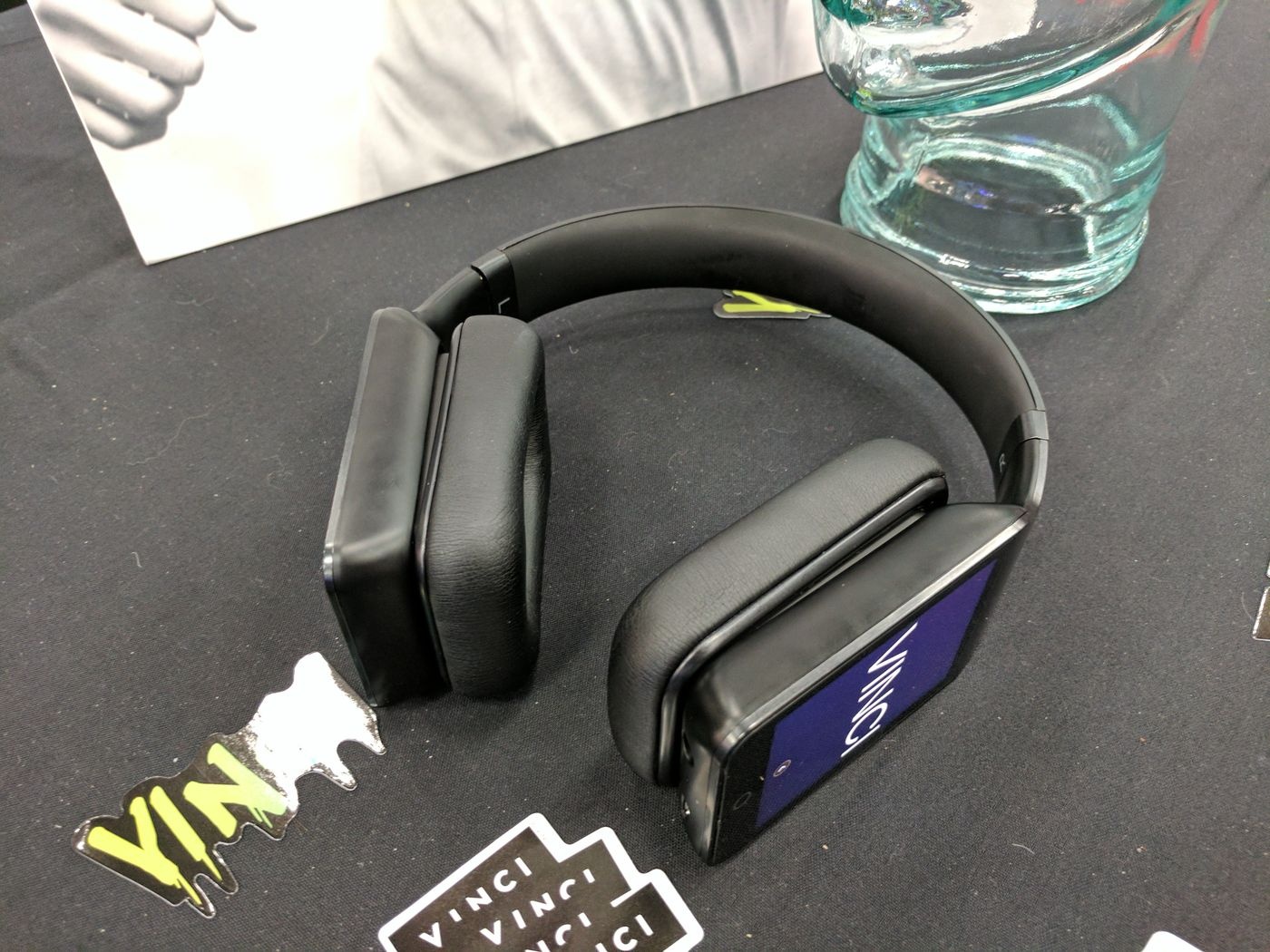 Tai nghe dau tien co man hinh cam ung anh 5