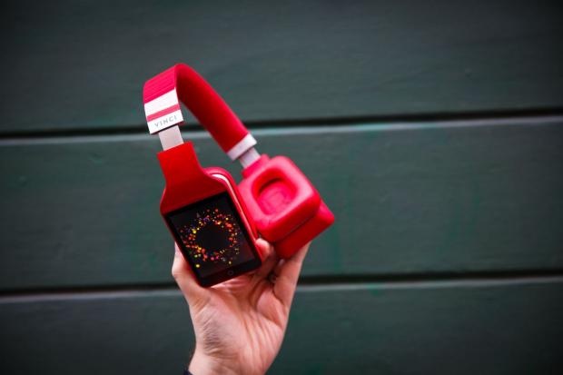 Tai nghe dau tien co man hinh cam ung anh 1