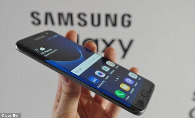 man hinh iPhone 8 va Galaxy S8 anh 2