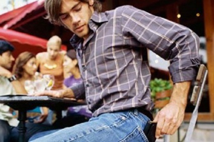 Dan ong khong nen de vi tui quan sau hinh anh