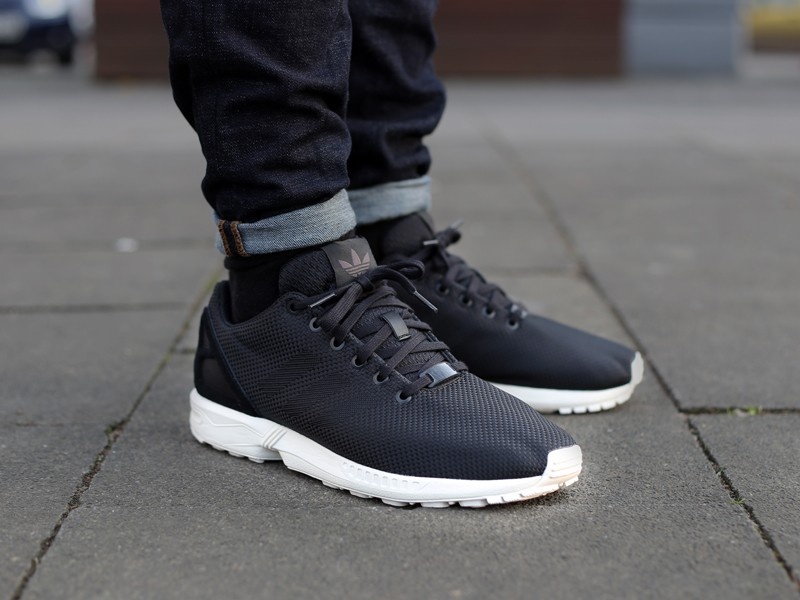 Cach xan gau quan jeans khi mang giay the thao hinh anh