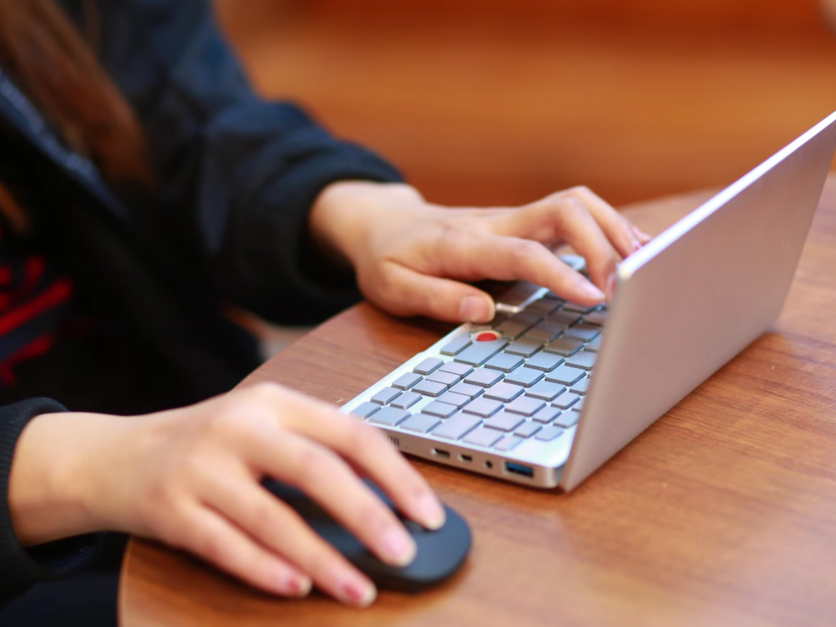 laptop nho nhat tren the gioi anh 7