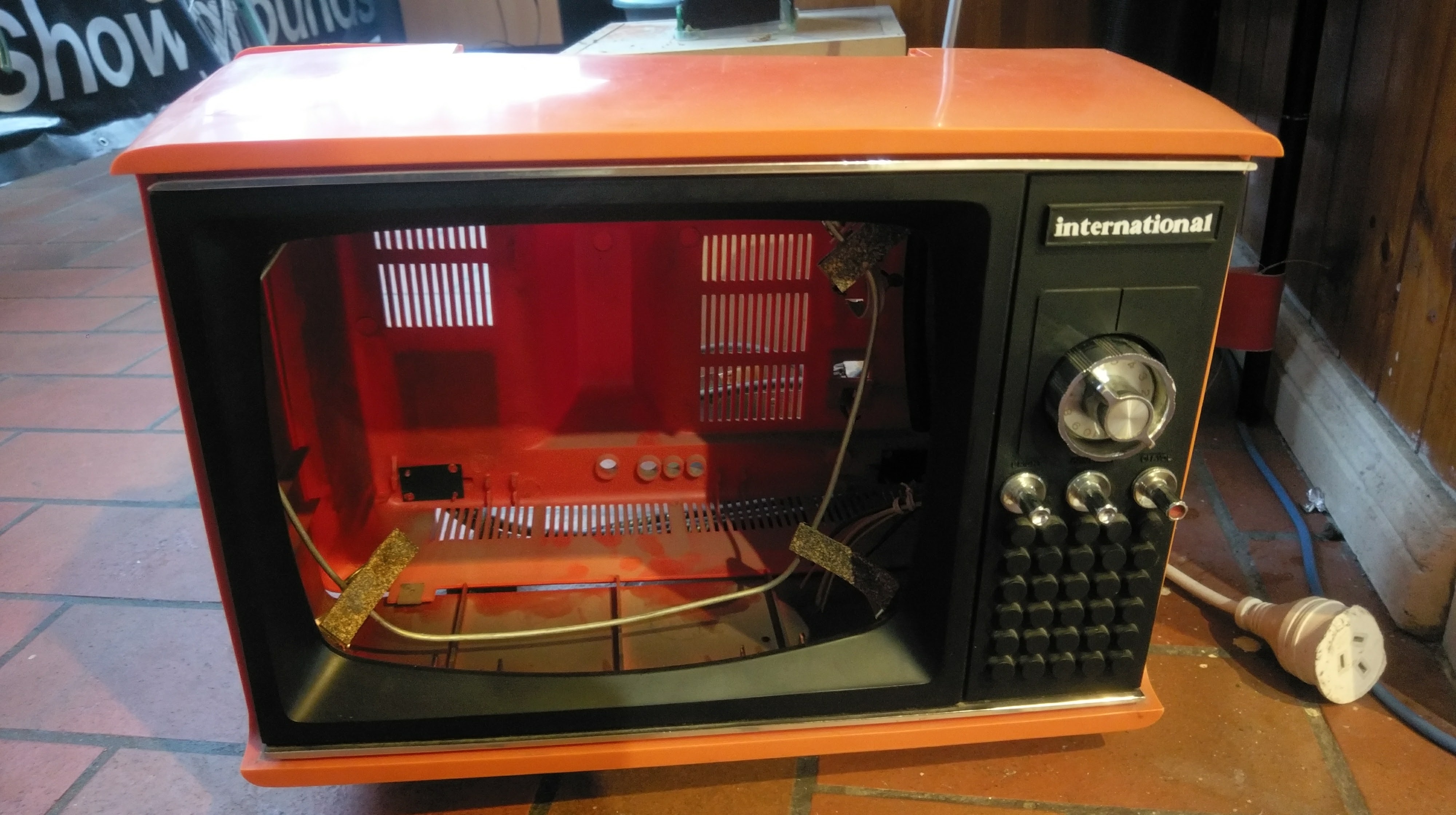 TV cu tu bai rac do thanh may choi game anh 2