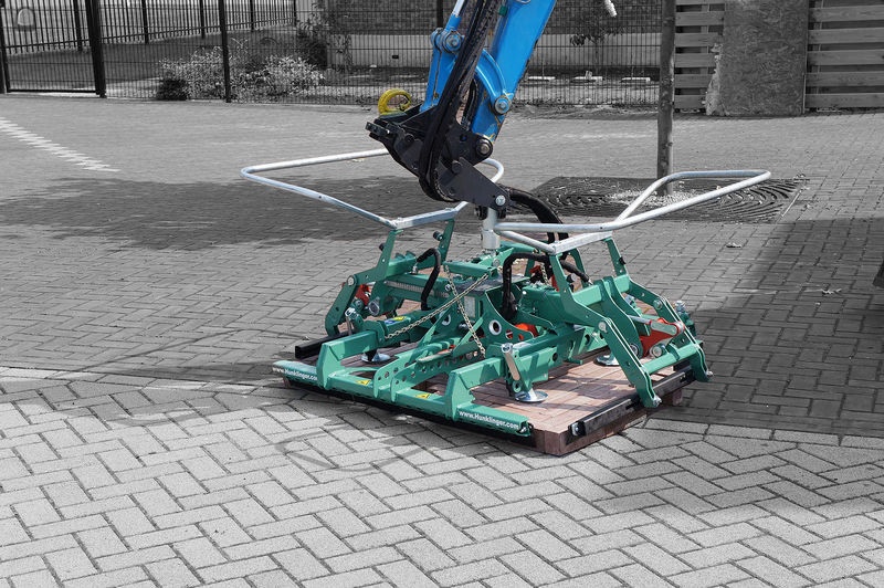 Thiet bi lat gach nhanh hon 24 lan tho xay hinh anh