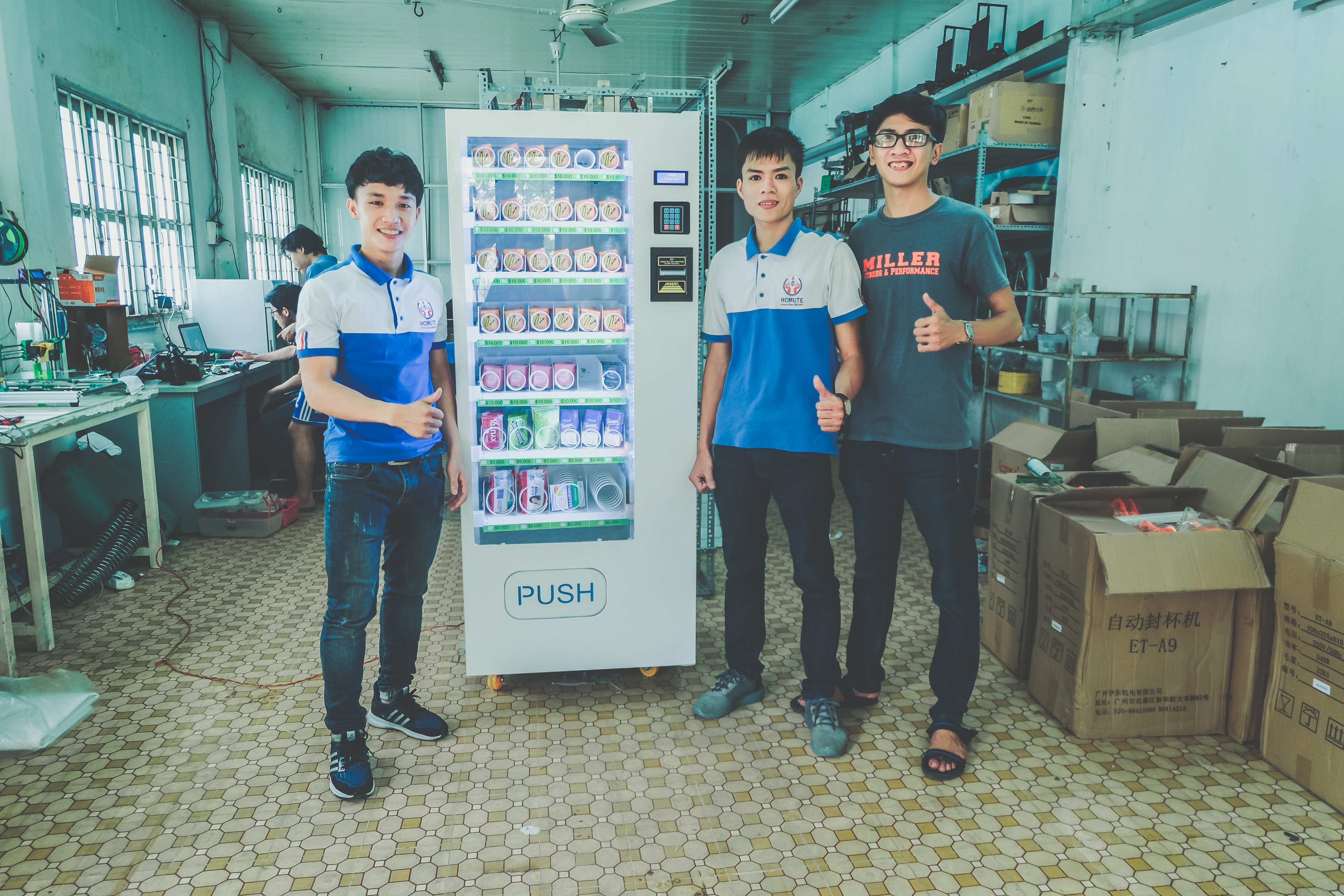 May ban bao cao su tu dong dau tien tai Viet Nam hinh anh