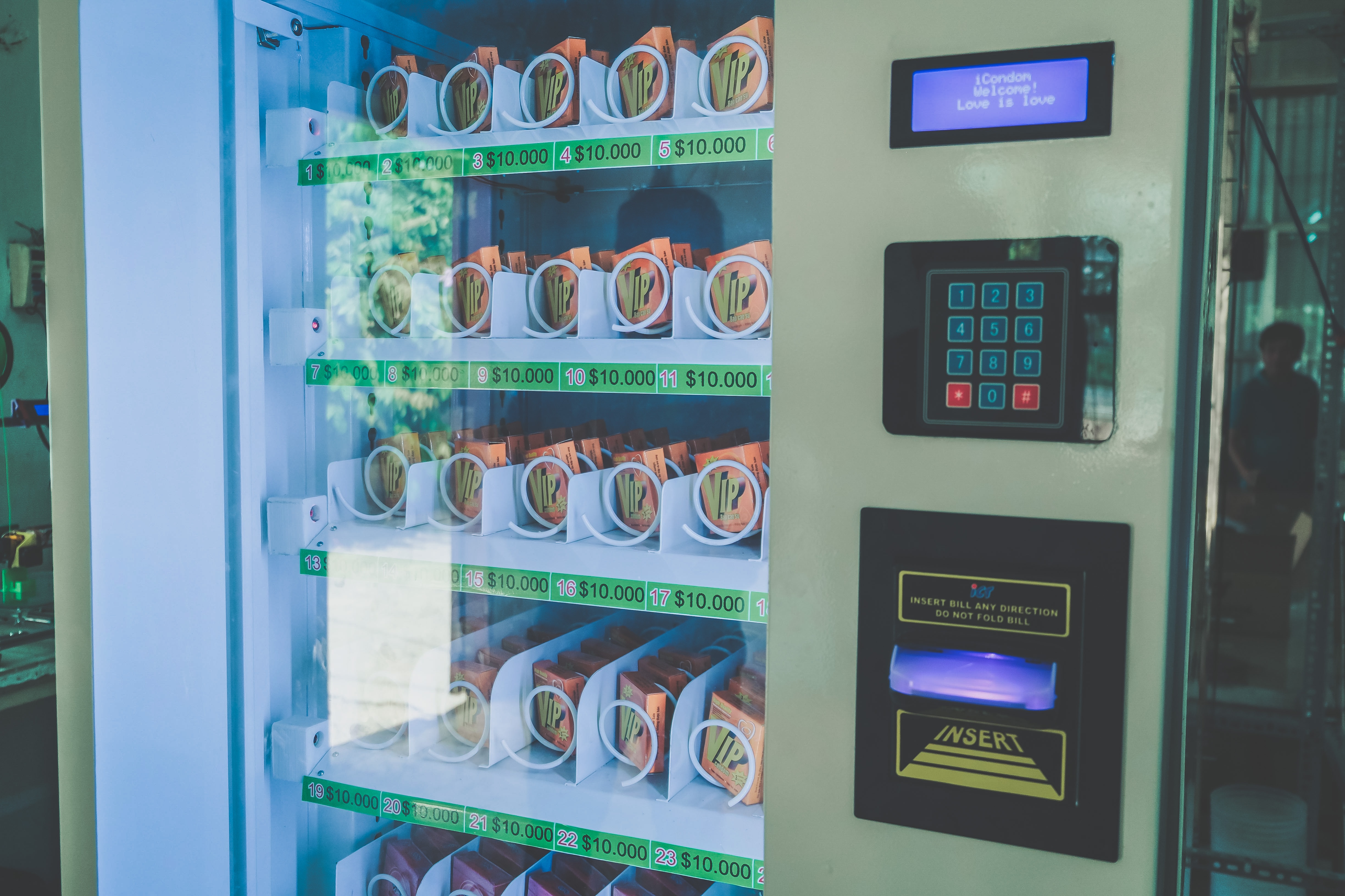 May ban bao cao su anh 3