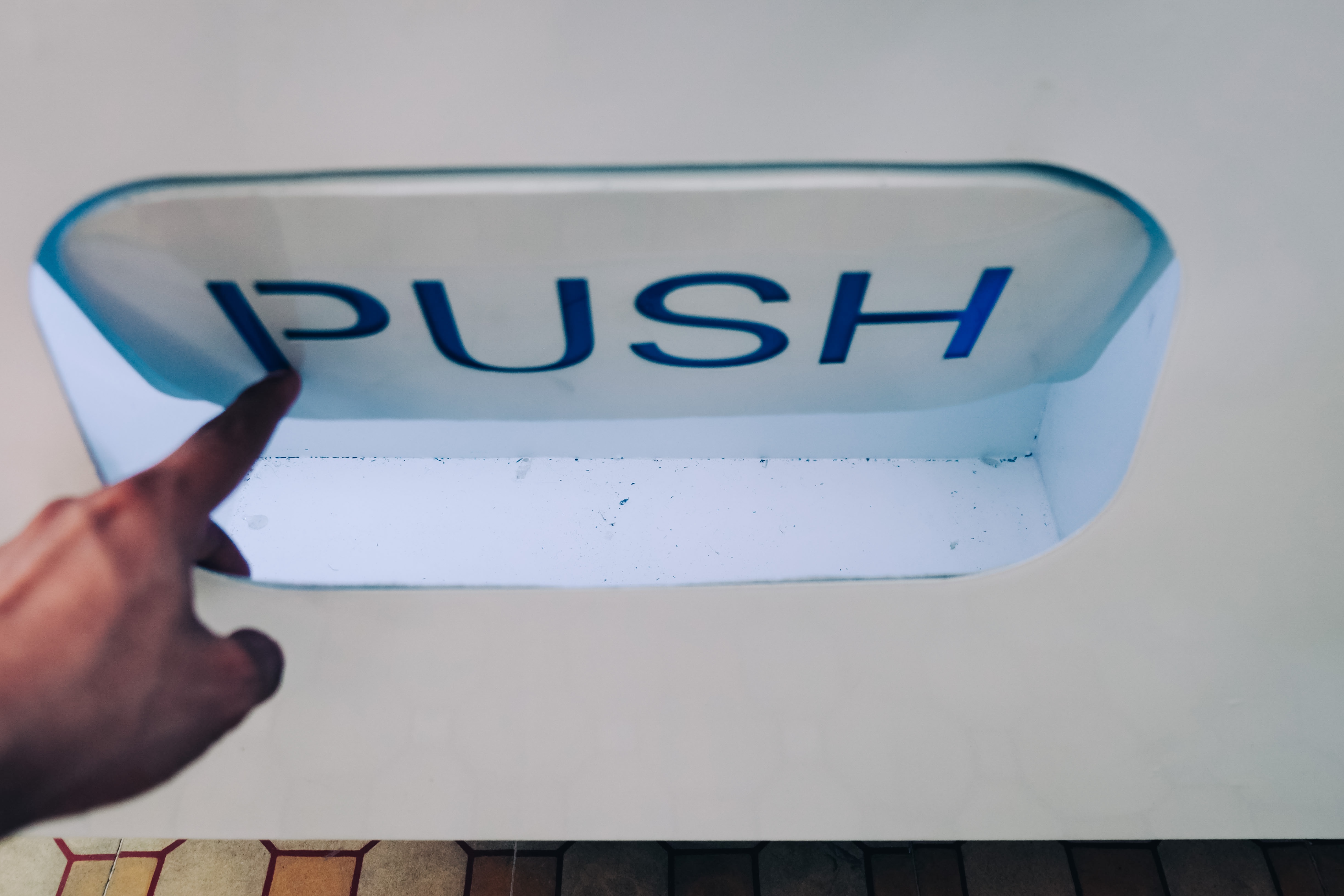 May ban bao cao su anh 6