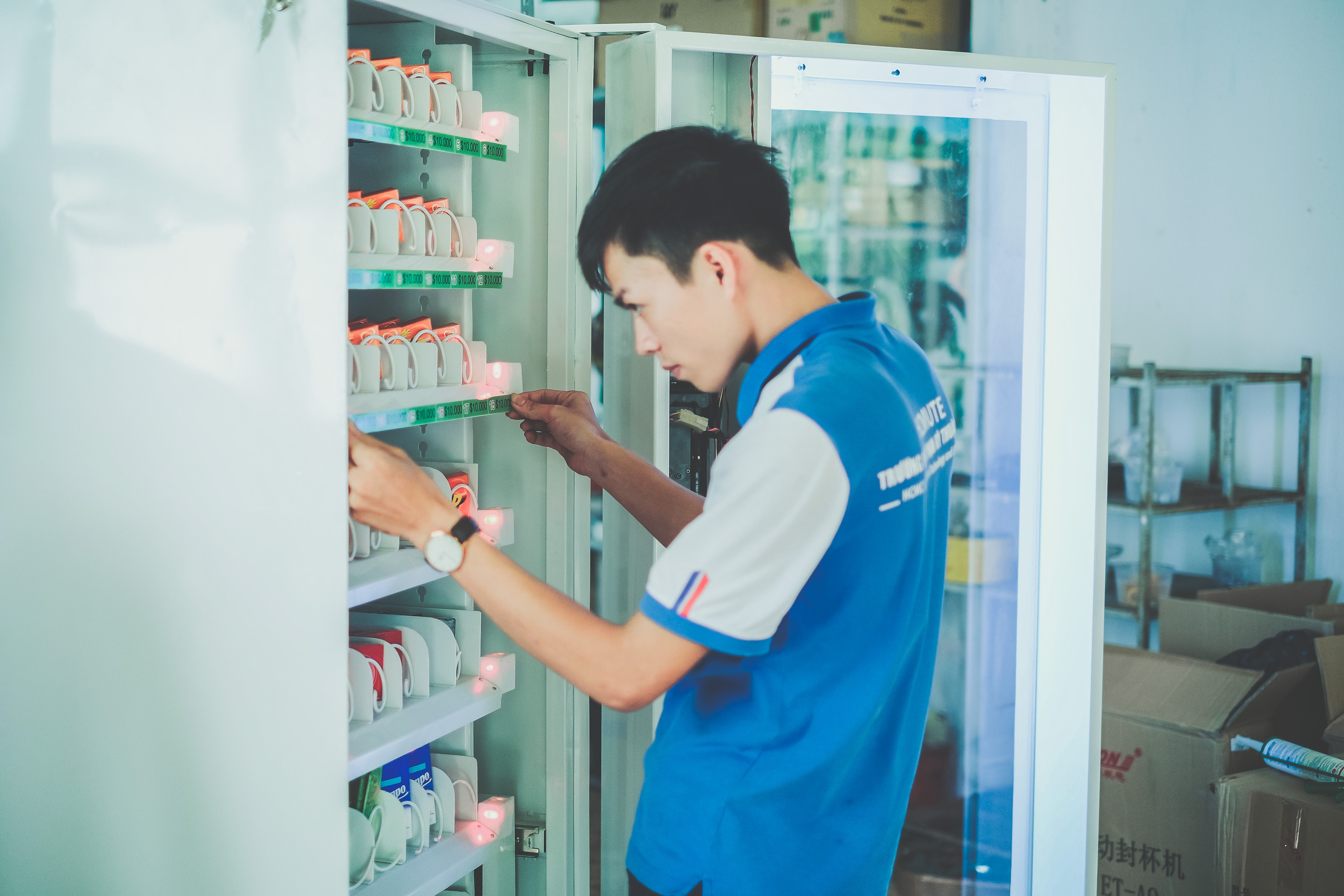May ban bao cao su tu dong dau tien do sinh vien che tao hinh anh