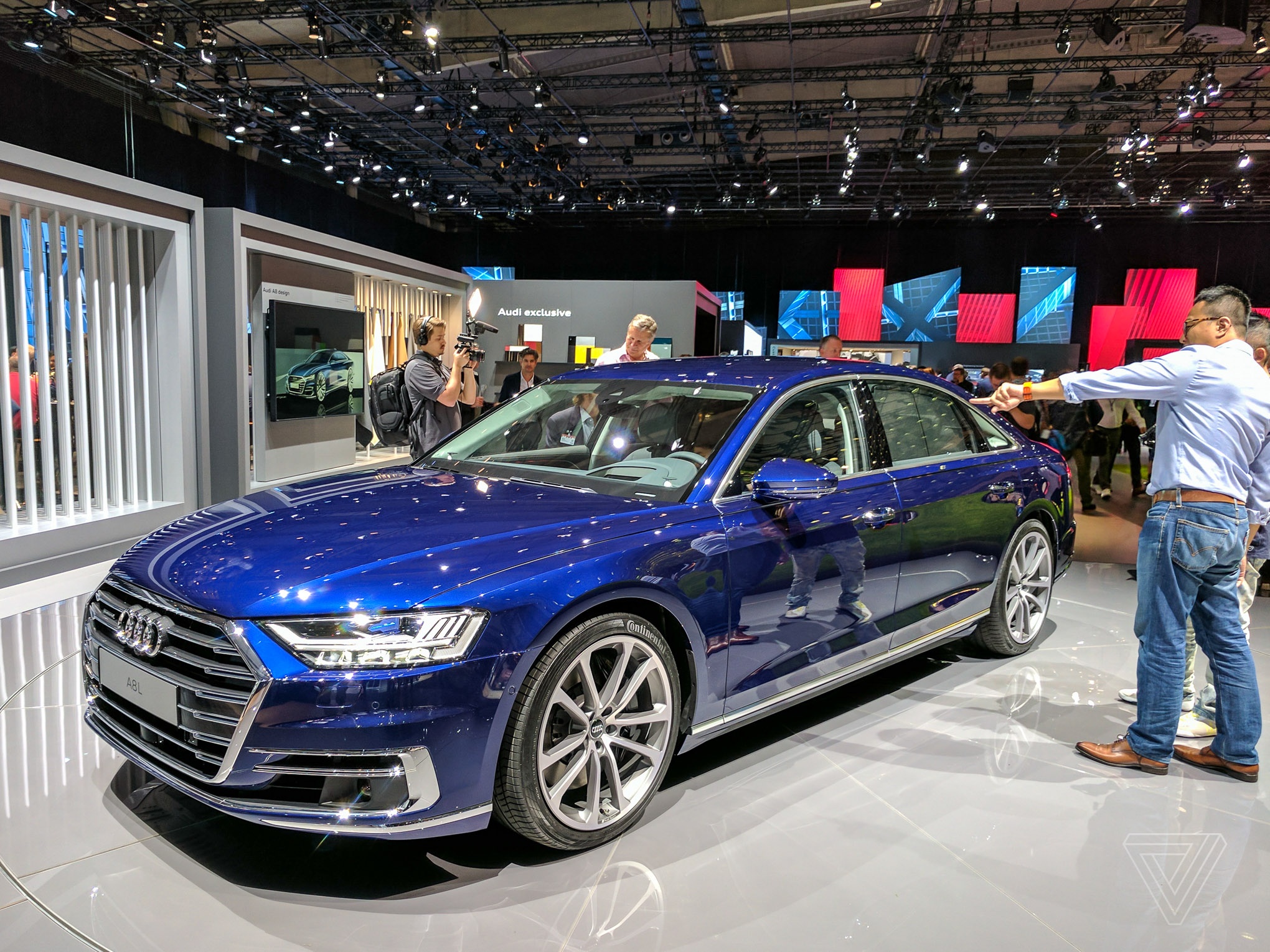 Cách Audi A8 kết hợp giữa robot và con người ảnh 1 Cach Audi A8 ket hop giua robot va con nguoi anh 1