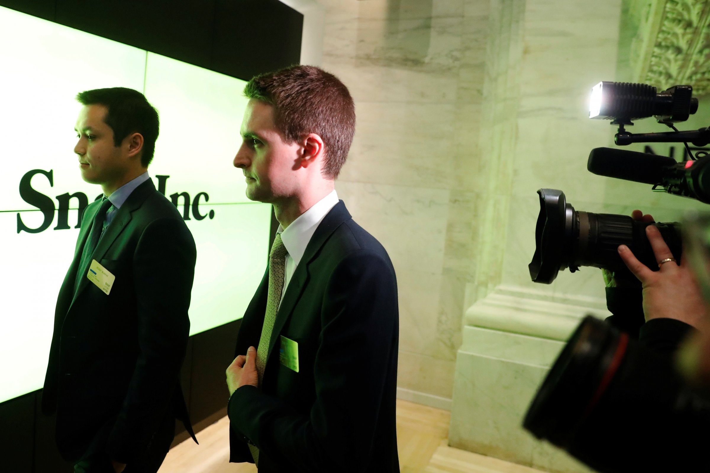 Nhung bi an ben trong tru so Snapchat hinh anh