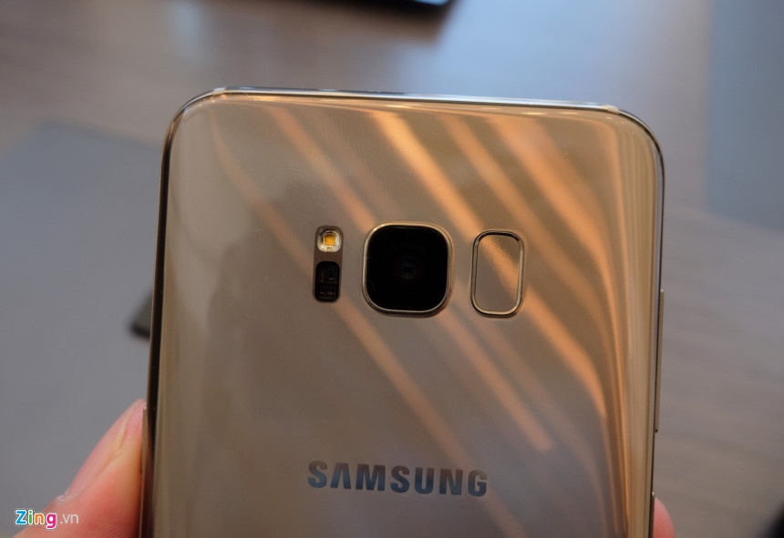 S9 trang bi cam bien van tay ben trong man hinh anh 1