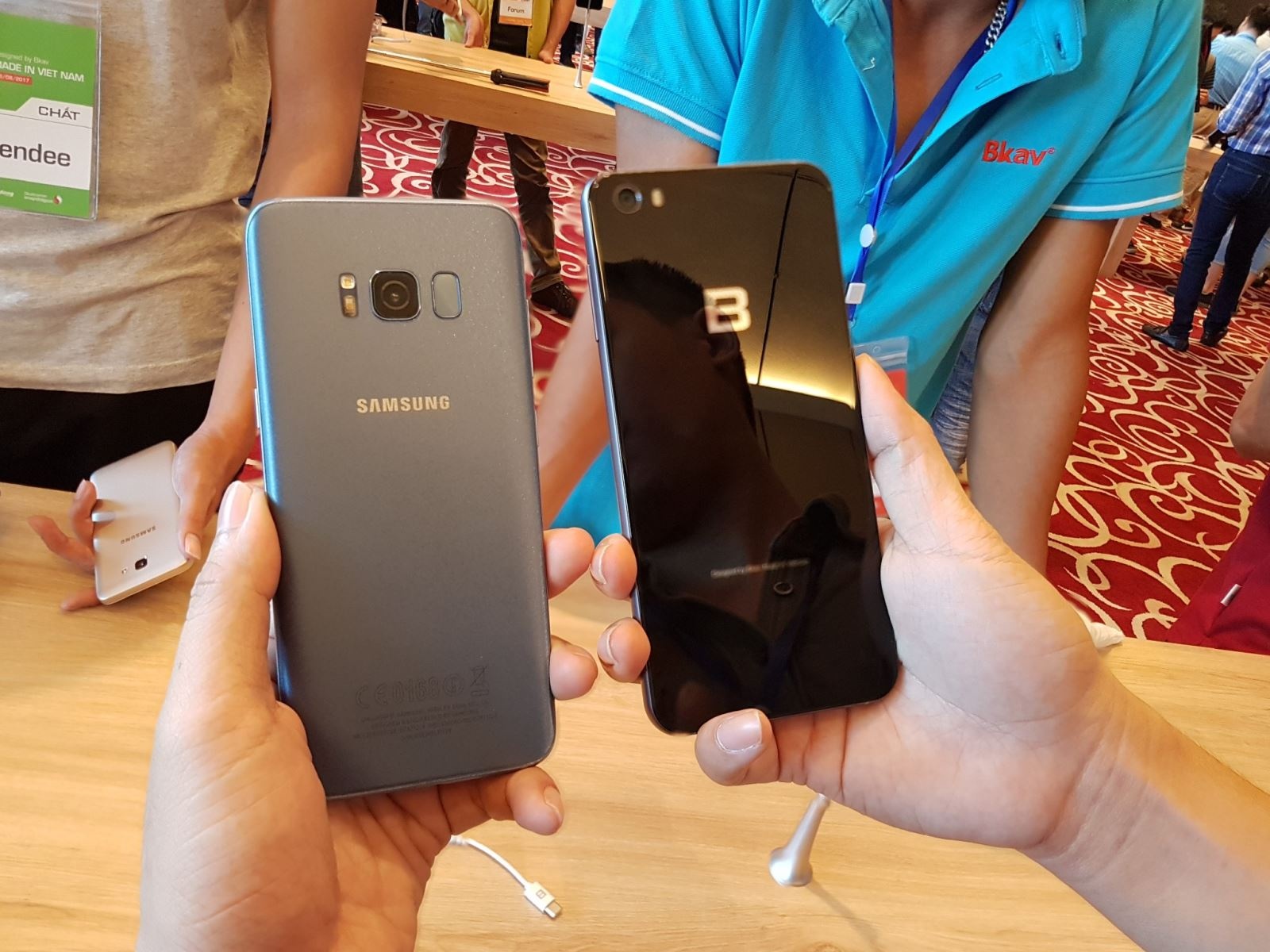 Bphone 2017 vs Samsung Galaxy A7: Ke tam lang, nguoi nua can hinh anh