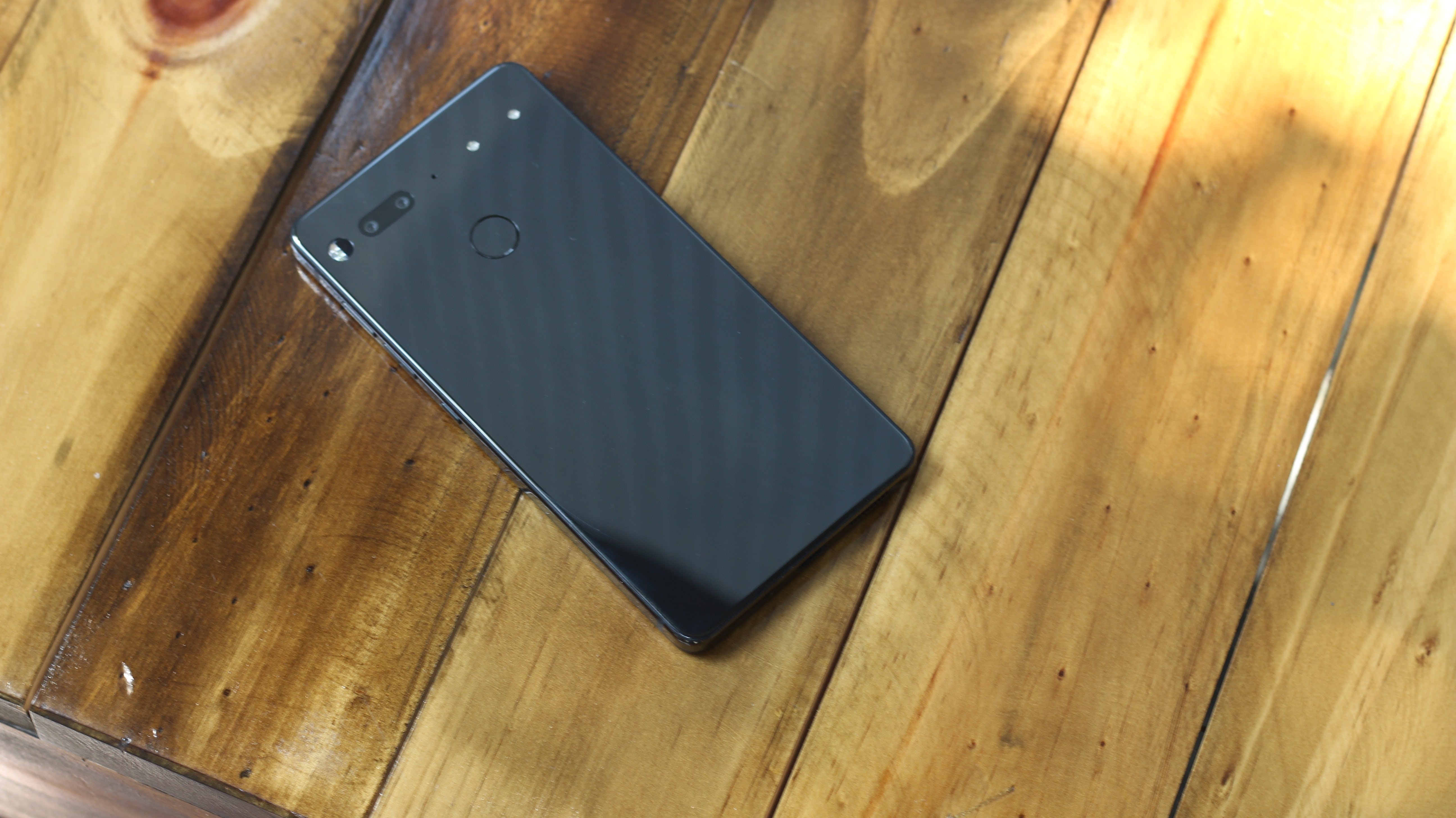 trai nghiem essential phone anh 2