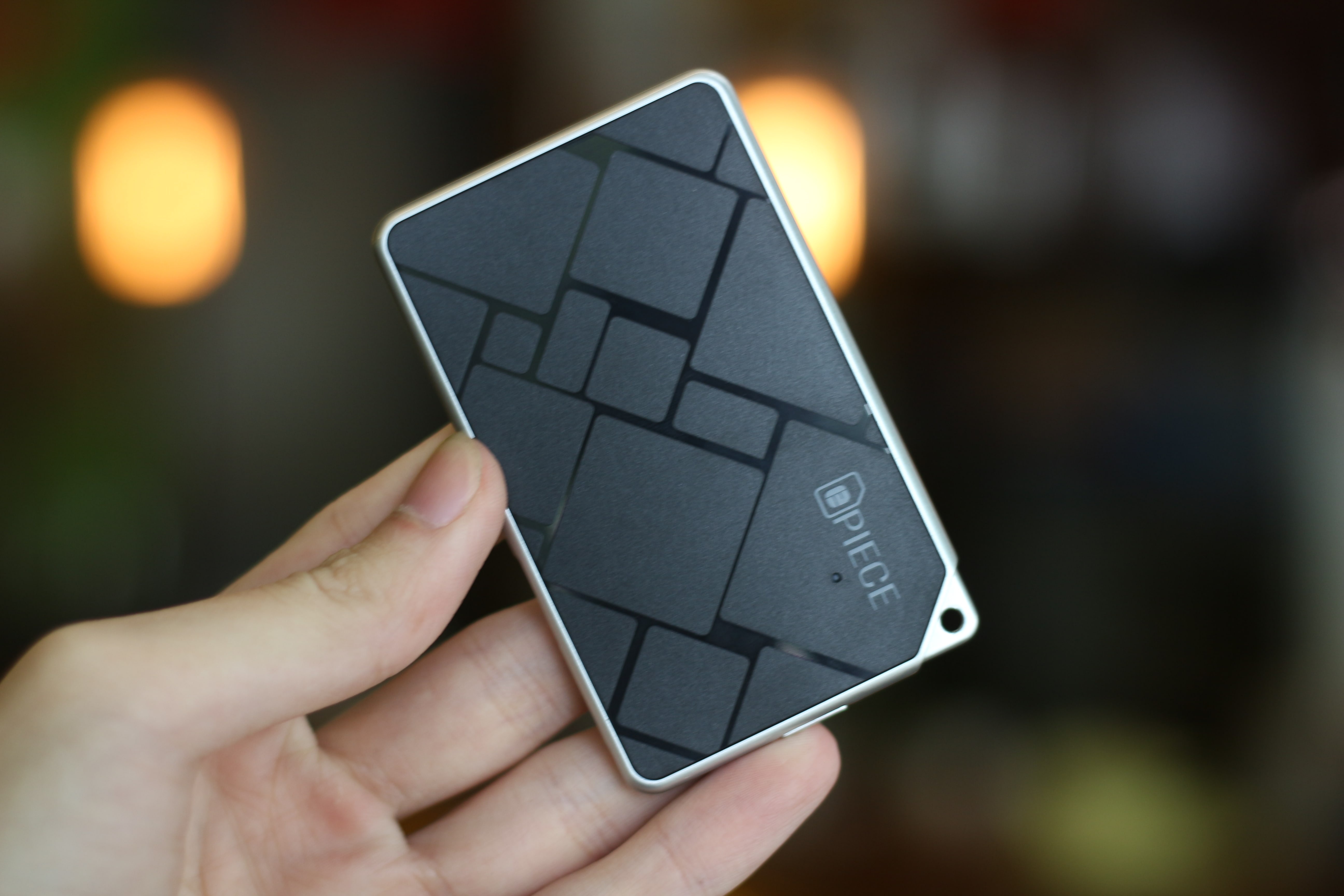 Thiet bi giup iPhone su dung duoc 2 SIM cung luc hinh anh