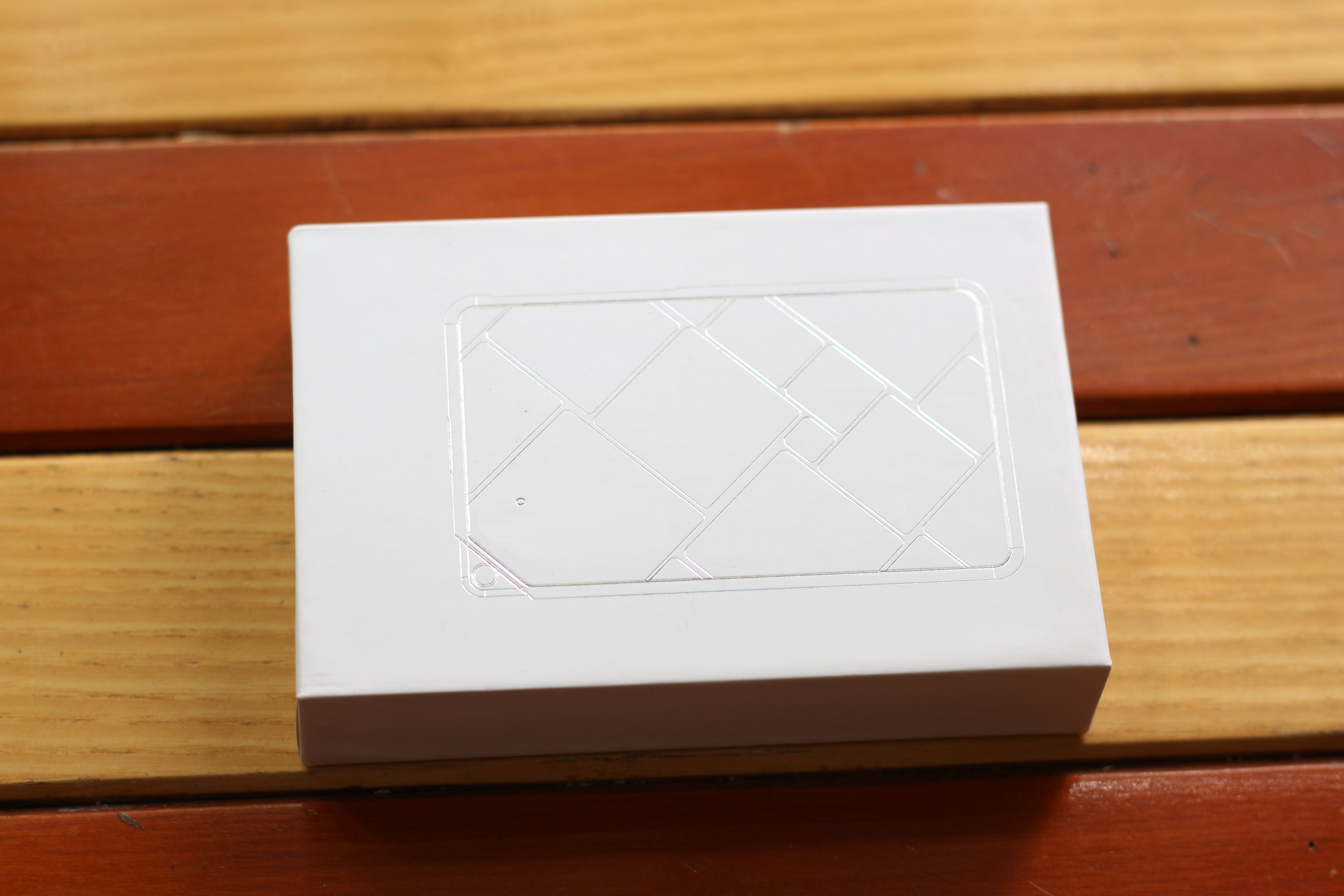 Thiet bi giup iPhone su dung 2 SIM cung luc anh 1