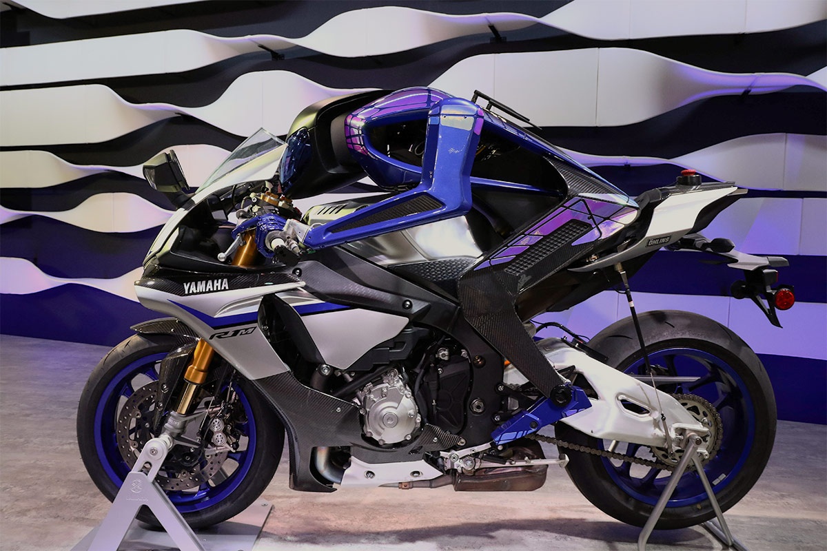 Robot lai xe tranh tai voi Valentino Rossi, cham moc 200 km/h hinh anh
