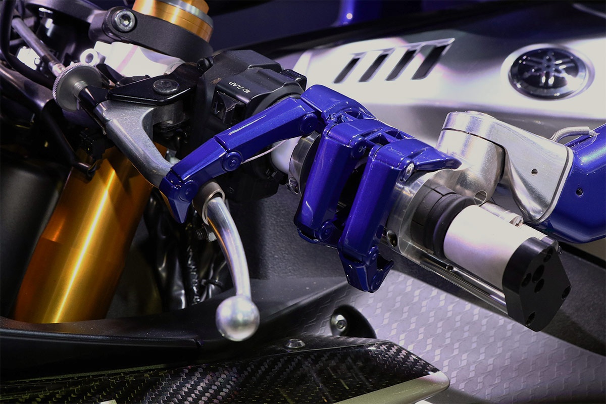 Robot dua voi Valentino Rossi o van toc 200 km/h anh 3