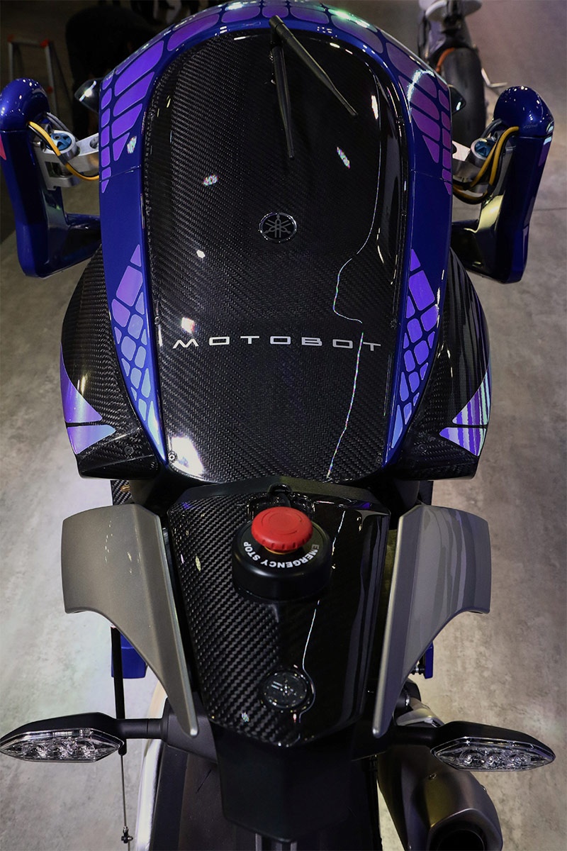 Robot dua voi Valentino Rossi o van toc 200 km/h anh 5