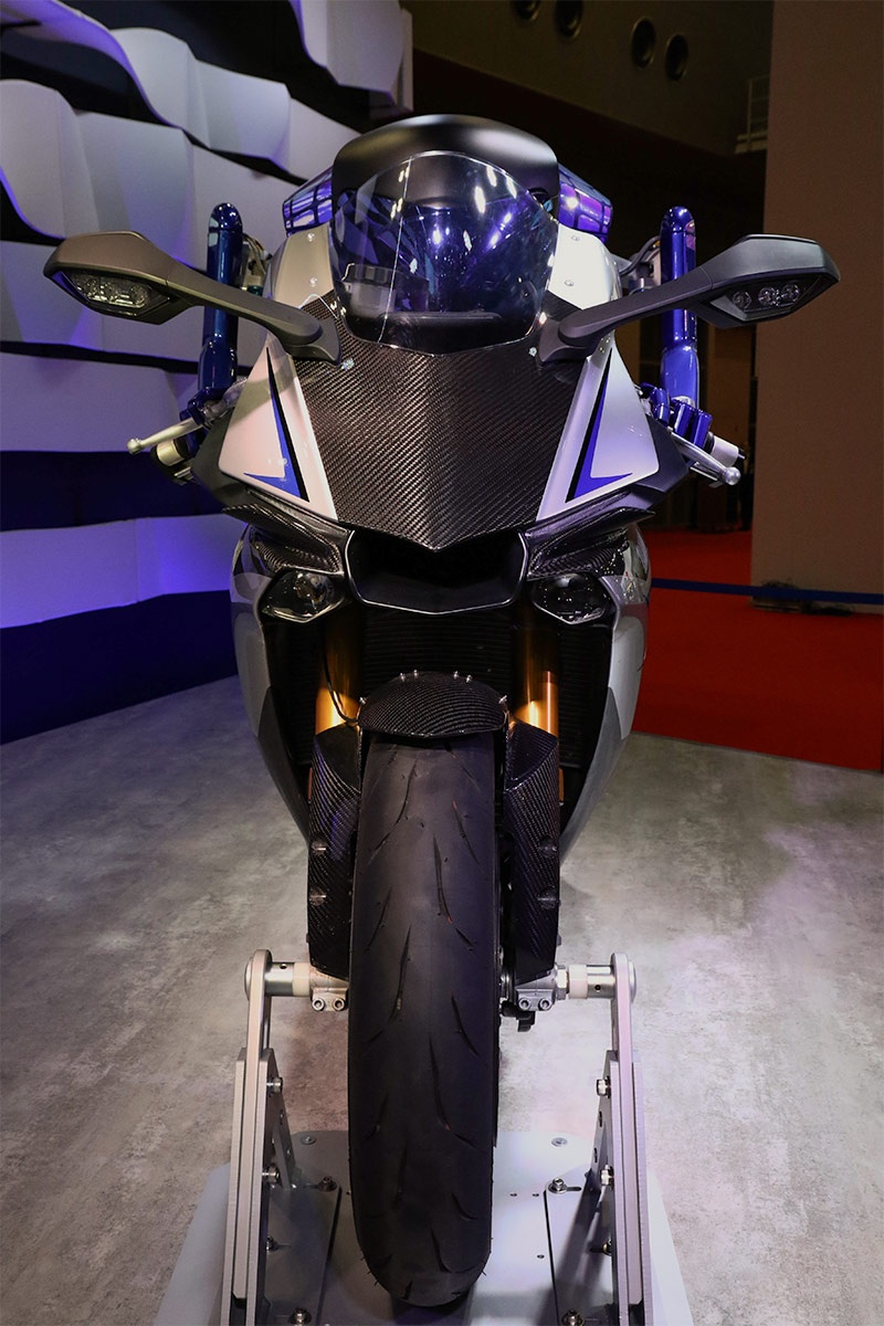 Robot dua voi Valentino Rossi o van toc 200 km/h anh 7